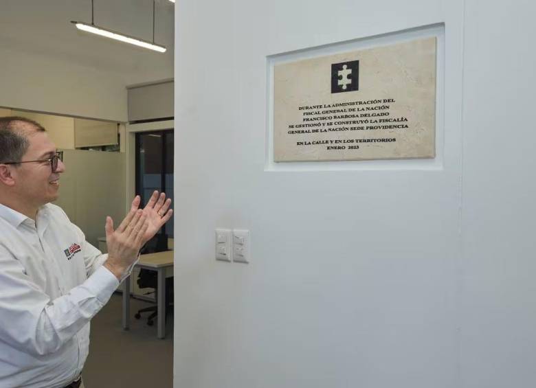 Ordenan quitar placas instaladas en honor al exfiscal Barbosa