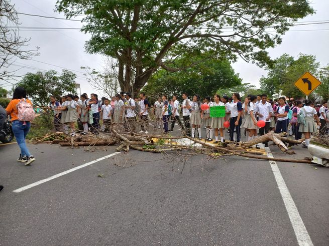 Estudiantes bloquean la troncal en Sahagún