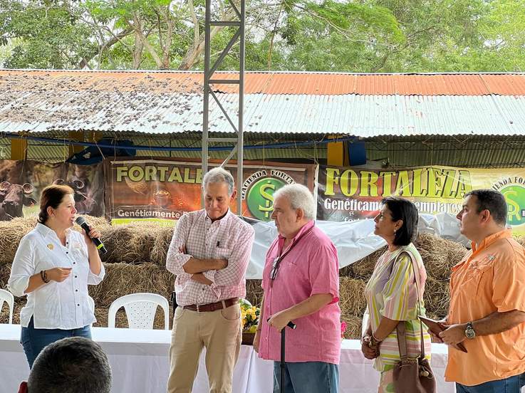 Reconocimiento de Asobúfalos a bufalera Monterrico por aporte a la calidad genética