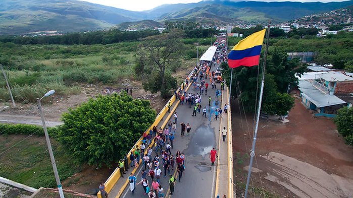 Gobierno Petro reculó tras mostrar borrador de Cancillería que le pide pasaporte a venezolanos