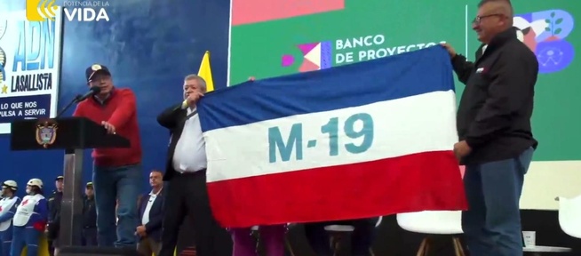 Petro pide subir bandera del M-19 a su tarima