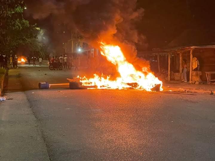 Quema de llantas y alteraciones en Montelíbano en bloqueo contra Afinia