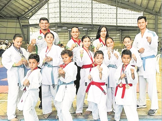 Karatecas sucreños ganaron medallas