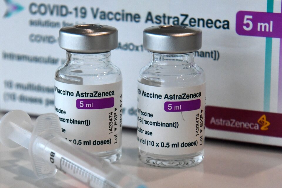 Biológico de AstraZeneca podría causar síndrome de trombosis con trombocitopenia