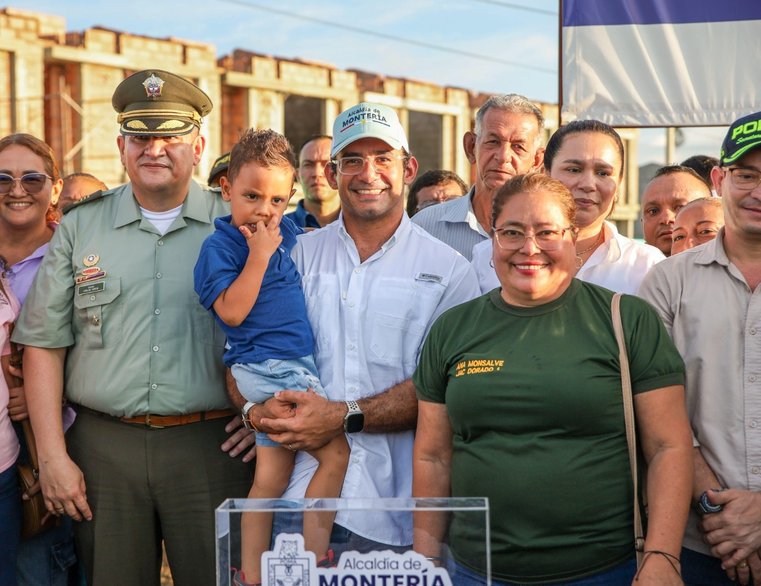 Alcalde Hugo Kerguelén puso la primera piedra de la Estación de Policía de occidente