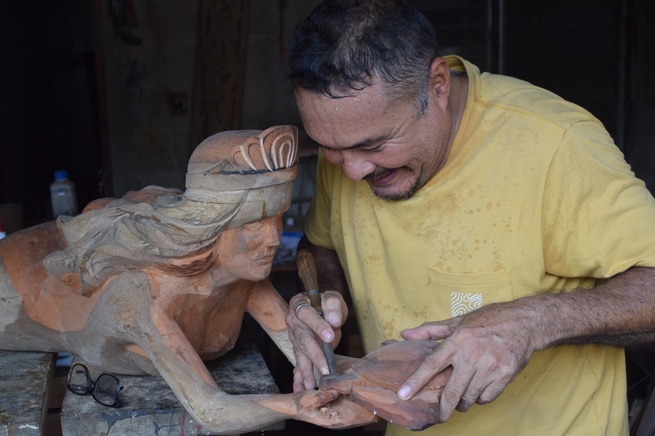 Las fascinantes esculturas en madera, el arte de Santiago Bertel