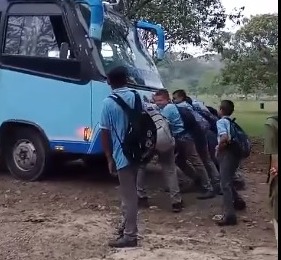 Estudiantes de Canalete exigen mejoras para las rutas de transporte escolar
