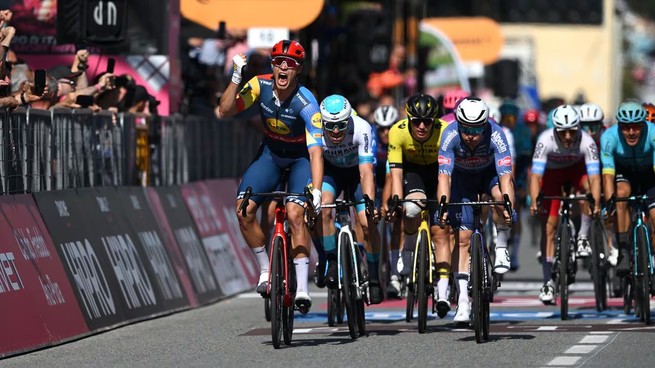 Jonathan Milan se impuso en la etapa 4 del Giro de Italia 