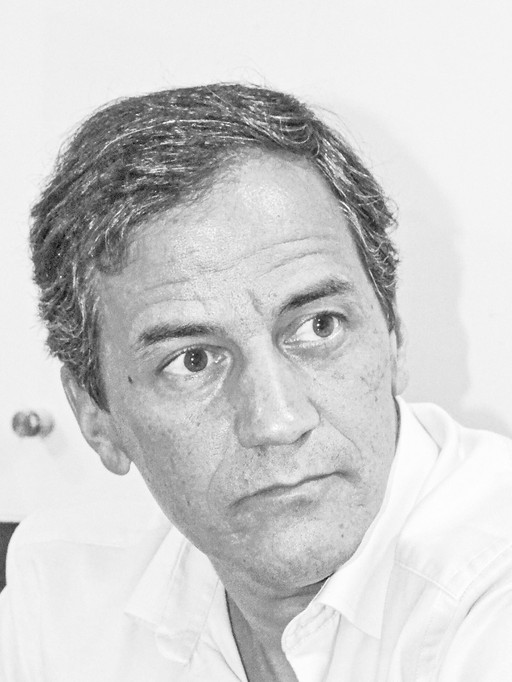 Entre escándalo y escándalo, el autogolpe