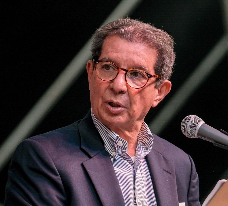Lafaurie amenaza con pararse de la mesa