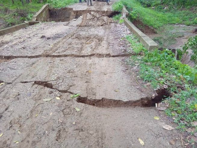 En El Naranjal, Los Palmitos, puente se partió en dos