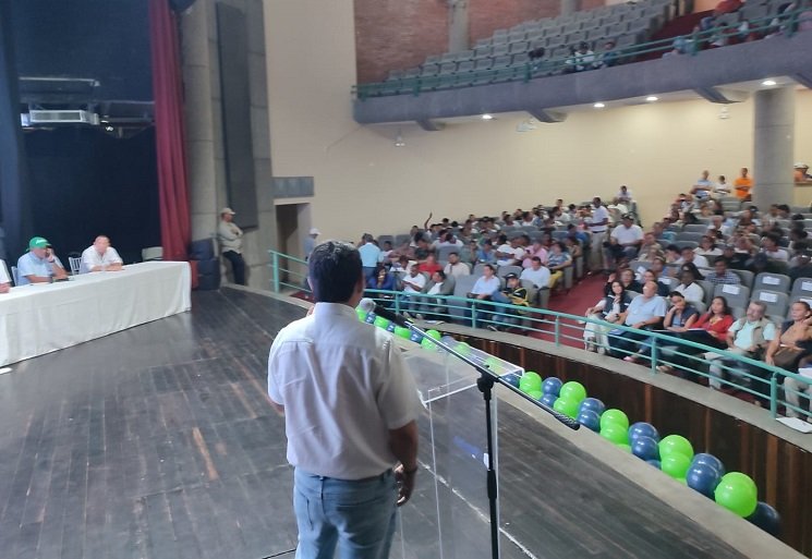El alcalde Yahir Acuña invitó a denunciar las fallas del PAE