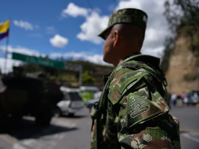 Inhabilitan por 8 años a oficial del Ejército por porte e intento de ingreso ilegal de armamento al país