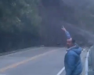 Un derrumbe bloquea el paso a dos departamentos