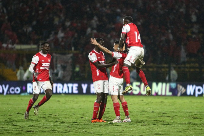 El rojo manda en el grupo B: Santa Fe, líder