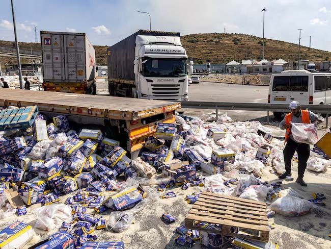 Bloquean y vandalizan ayuda humanitaria con destino a la Franja de Gaza