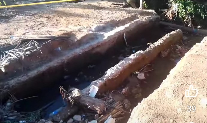 Necesitan que les arreglen la alcantarilla que colapsó