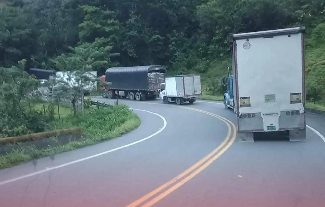 Se mantiene el bloqueo en la vía Medellín - Urabá