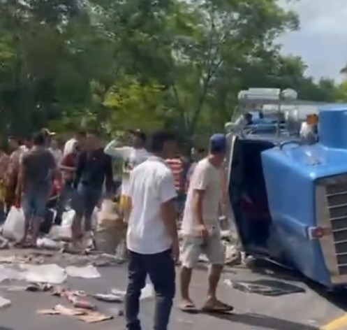 Un camión transportador de gaseosas se volcó en la vía Chinú - Sahagún