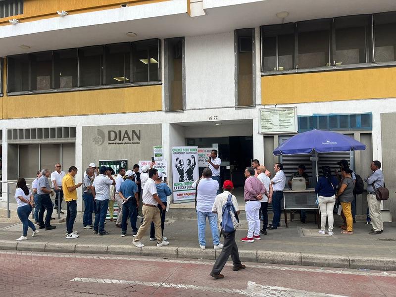 Trabajadores de la Dian protestaron por despidos masivos