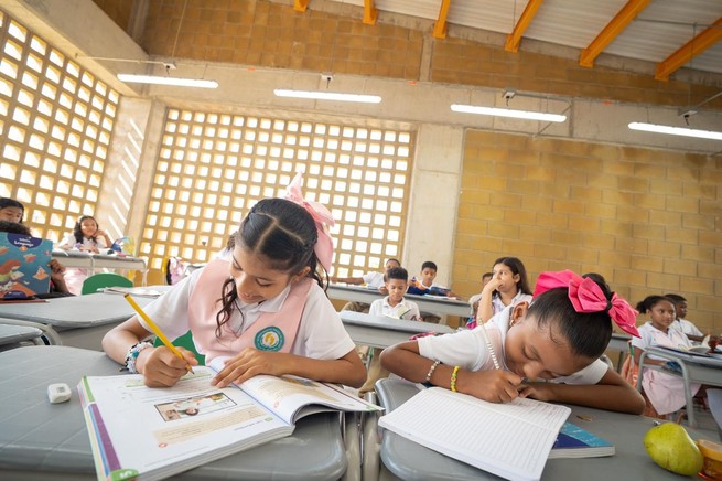 Shakira continúa inaugurando colegios en Colombia