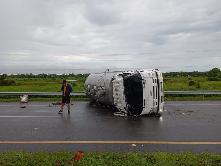 Camión cisterna se volcó en la entrada de Lorica