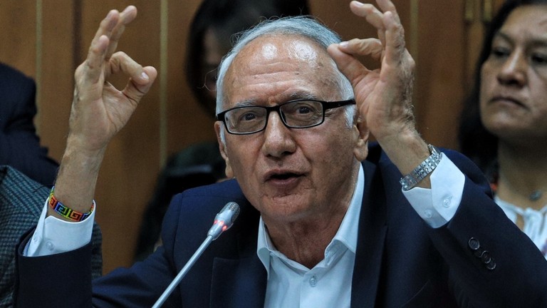 A las 'patadas' querían la reforma a la salud