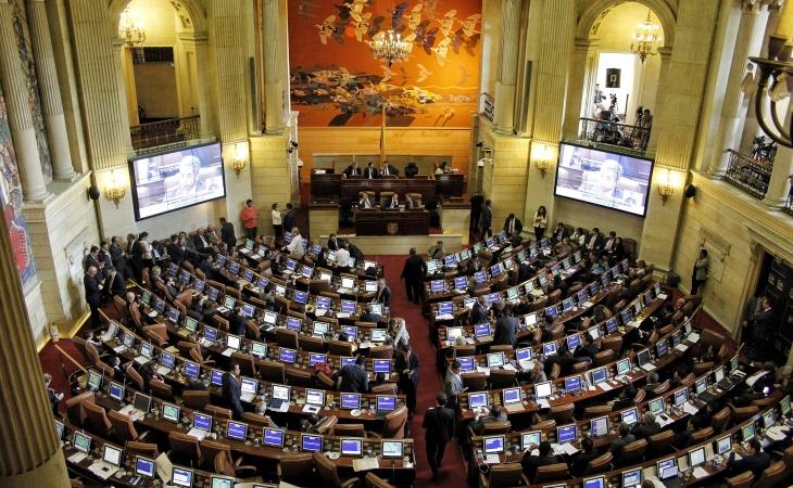 Senado aplaza votación