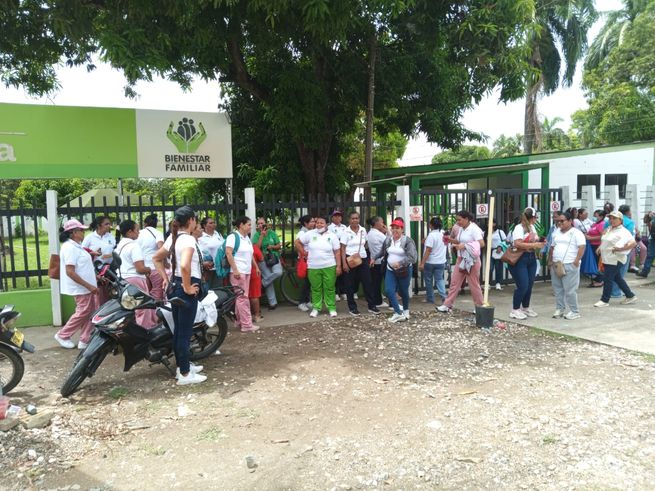 Por falta de pago madres comunitarias protestan a las afueras del Icbf