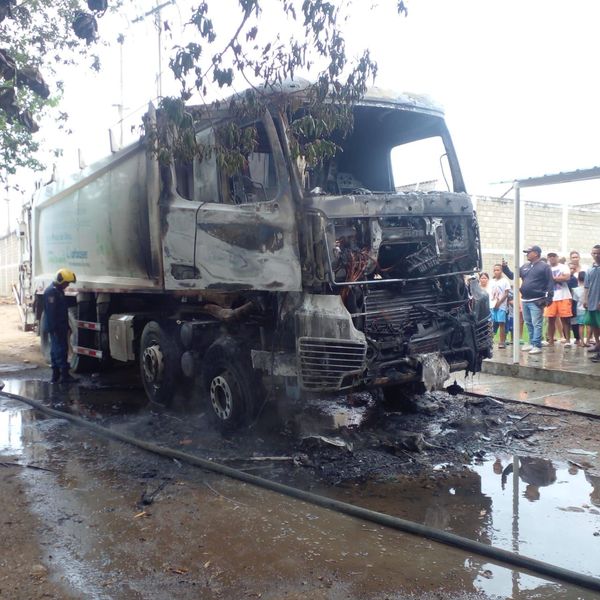 Otra vez los violentos quemaron un carro