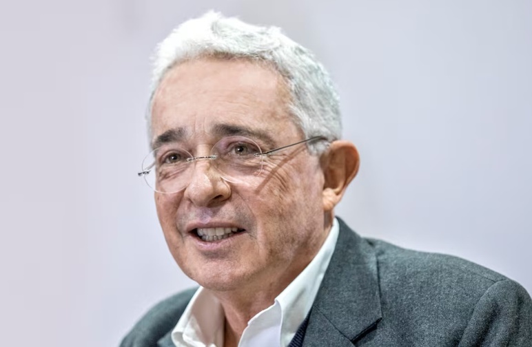 Corte archivó investigación a Uribe por tráfico de influencias