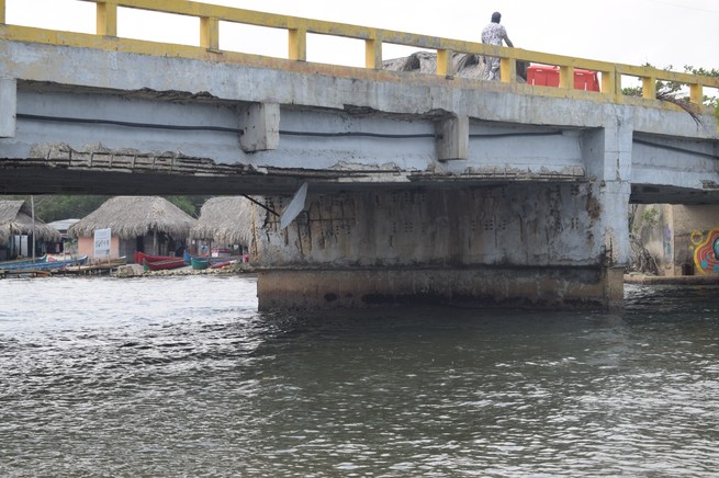 Dos meses esperando y no hay solución para el dañado puente La Caimanera
