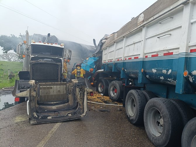 Por esquivar una camioneta invadió el carril contrario y causó un triple choque