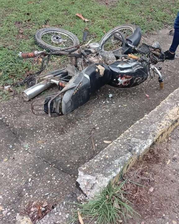 Lo atropelló y dejó el carro y al herido tirados
