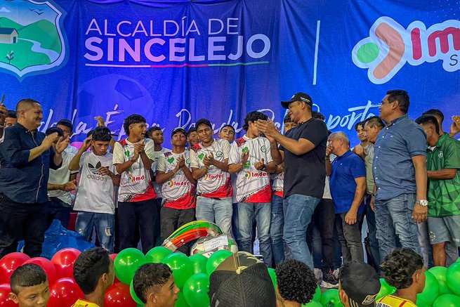Alcalde Yahir Acuña entregó  uniformes a niños futbolistas