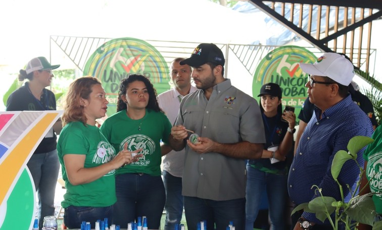 El 'Gober' visitó la carpa académica