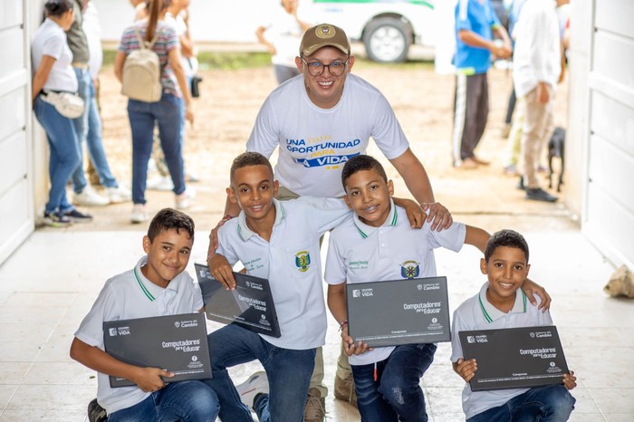 El Ministerio de las TIC y el alcalde de Sincé entregan 540 computadores a niñas y niños en el municipio