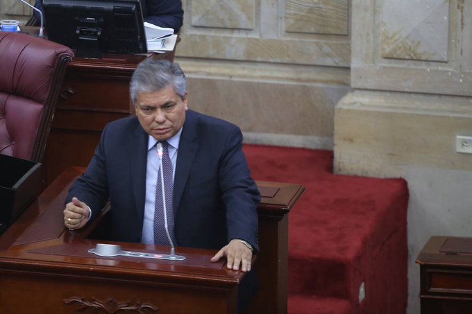 Exfuncionario 'premiado' con millonarios contratos del Gobierno