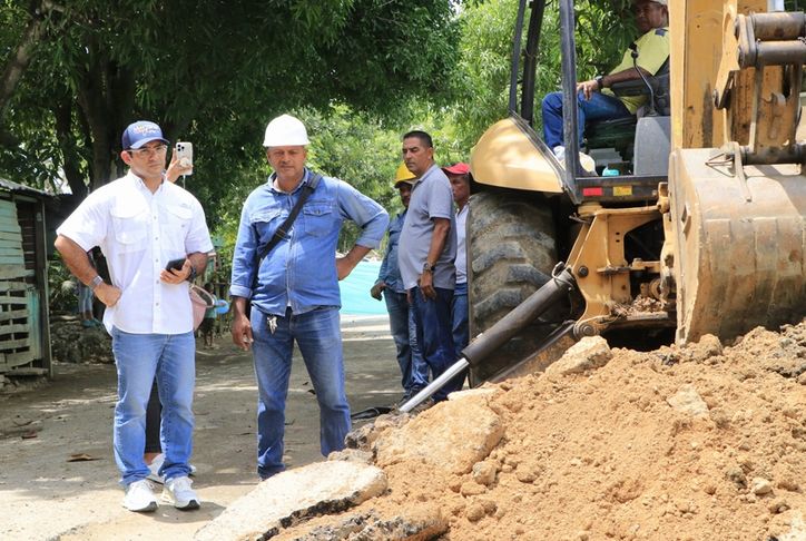 Alcalde Hugo Kerguelén inspeccionó trabajos en la vía de Ranchos del Inat