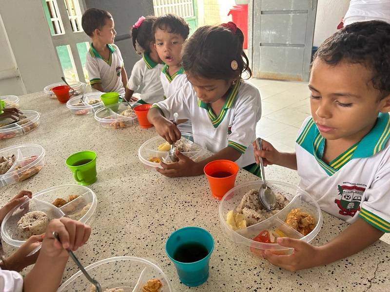 Estudiantes en Sincelejo reciben raciones alimentarias del PAE en medio del paro