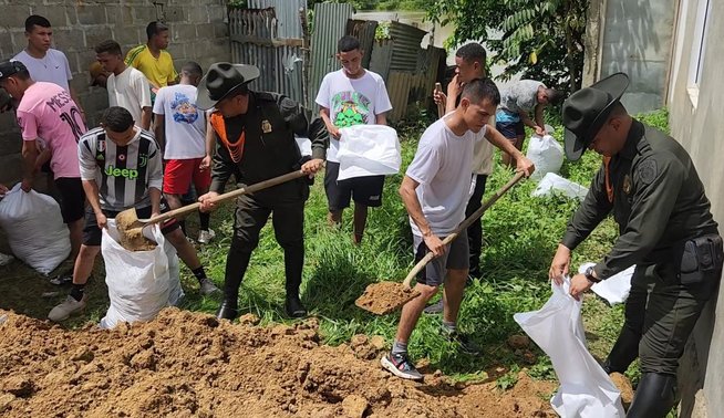 En Lorica, Policía se solidariza con los damnificados por la ola invernal