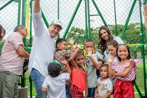 Alcalde Mario Ricardo entregó cancha en Canutalito