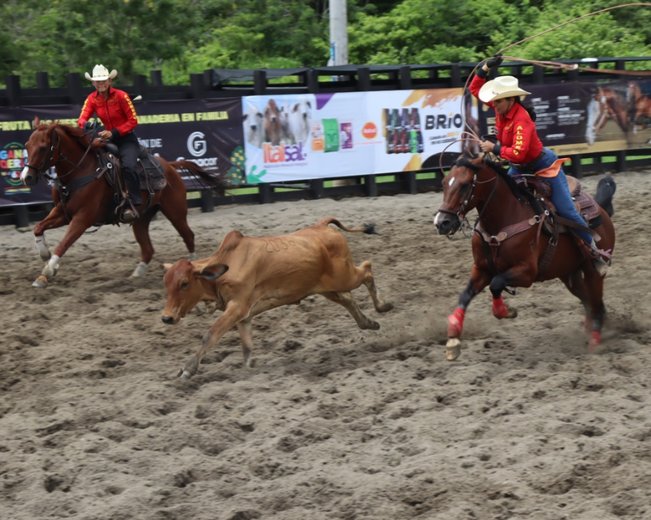 Coraje y pasión de las vaqueras en la Feria