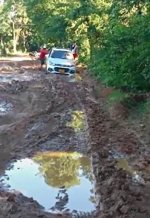 Otra obra vial en líos, El Portón - La Y de los Arrastres está inservible