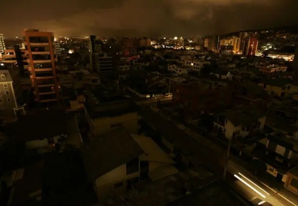 Ecuador sufre apagón a nivel nacional por fallas en la red de transmisión de electricidad