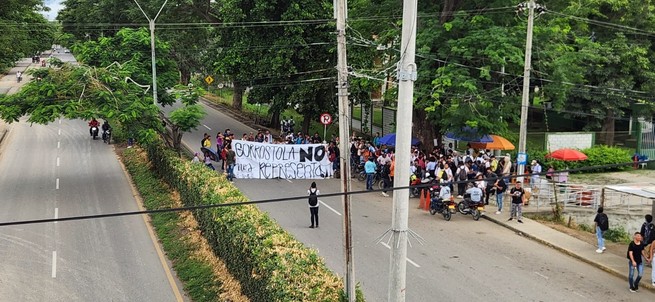 Protesta de unos cuantos a las afueras de la Universidad de Córdoba