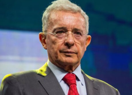 Uribe afirma que es víctima de persecución política