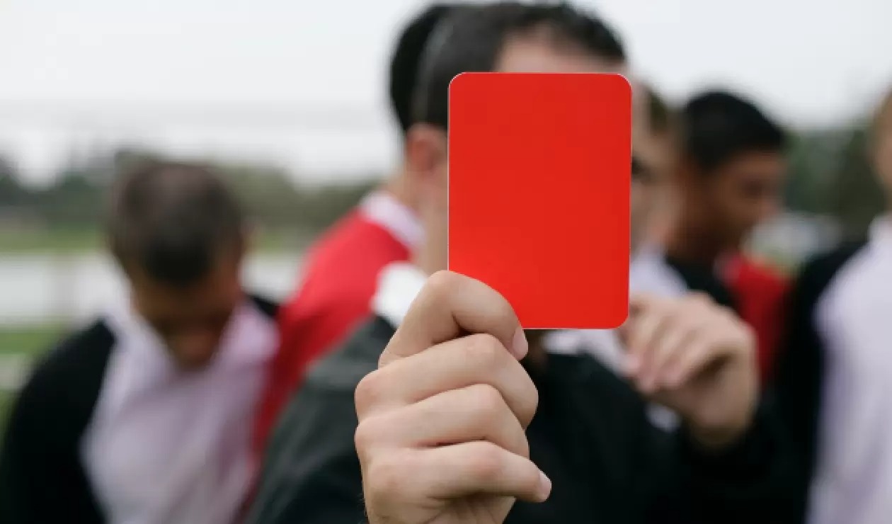 ¿Apostadores?, les sacaron tarjeta roja