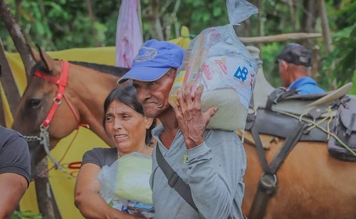 Siguen entregado ayudas humanitarias