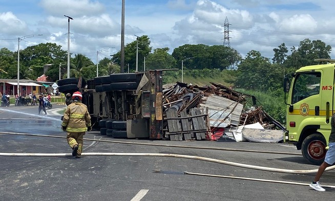 Camión cargado de chatarra  se volcó e incendió